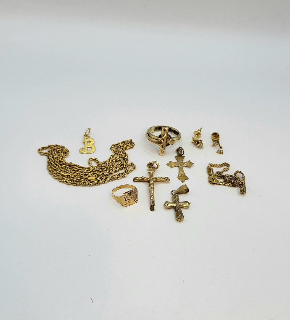 Vari oggetti oro pietre