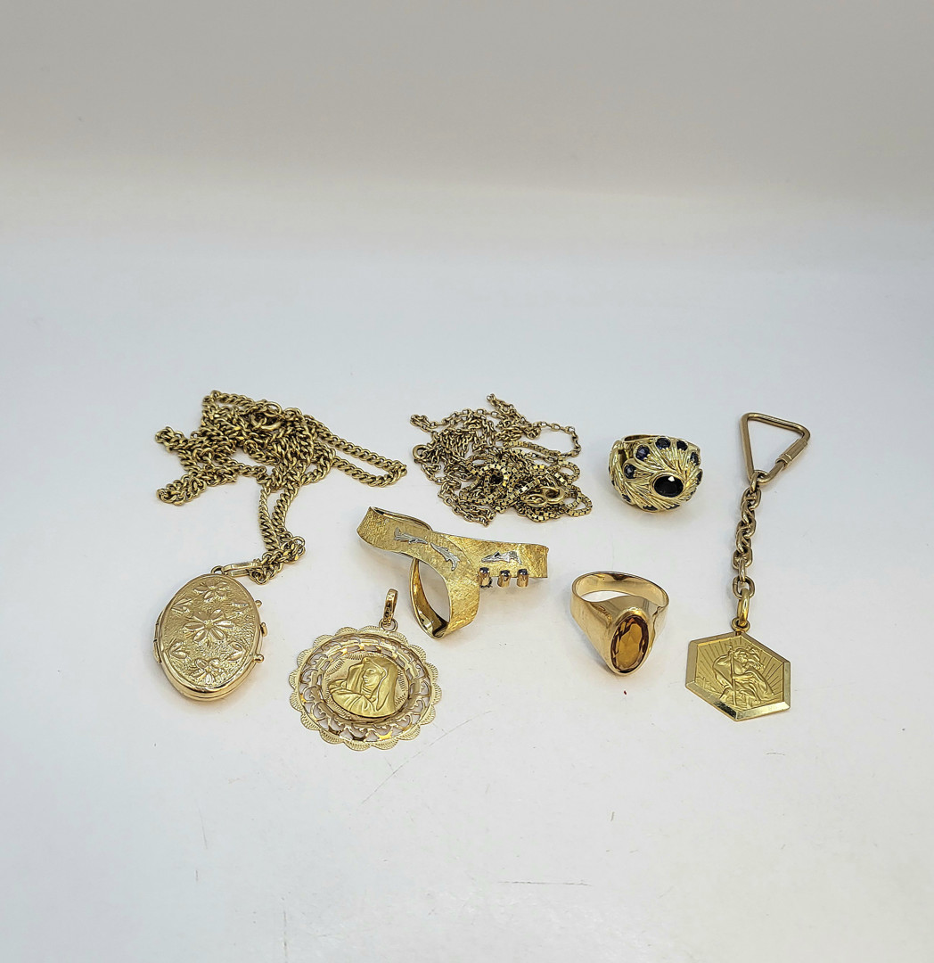 Vari oggetti oro pietre