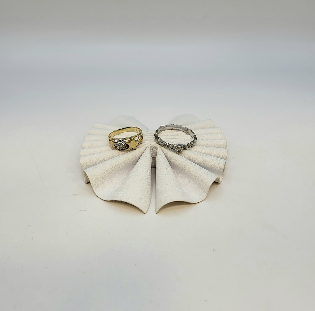 Due anelli oro pietre diamantino