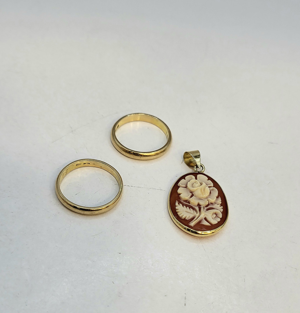 Ciondolo e due anelli oro pietra