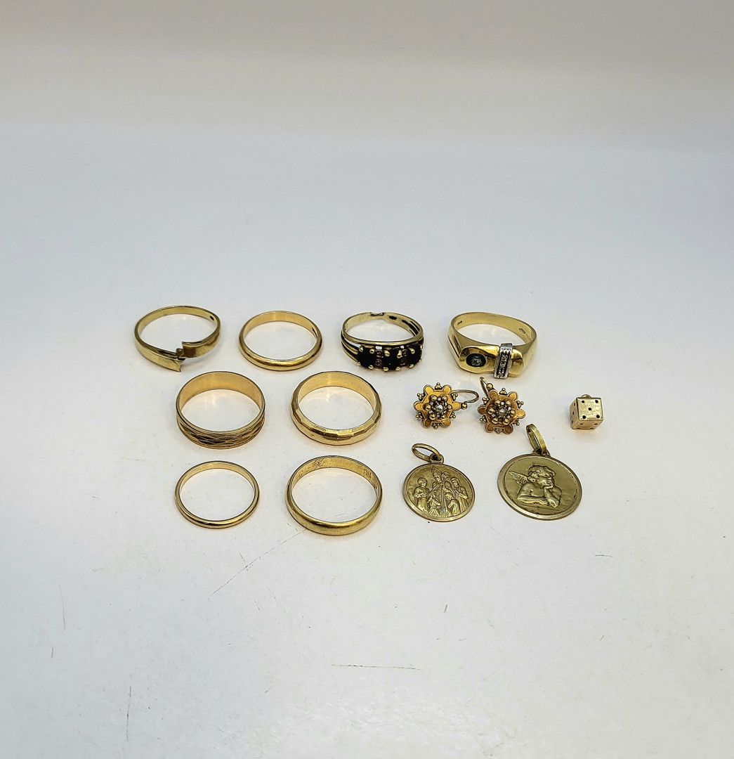 Vari oggetti in oro pietre 