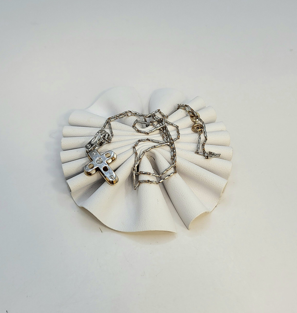 Collana e croce oro diamantino