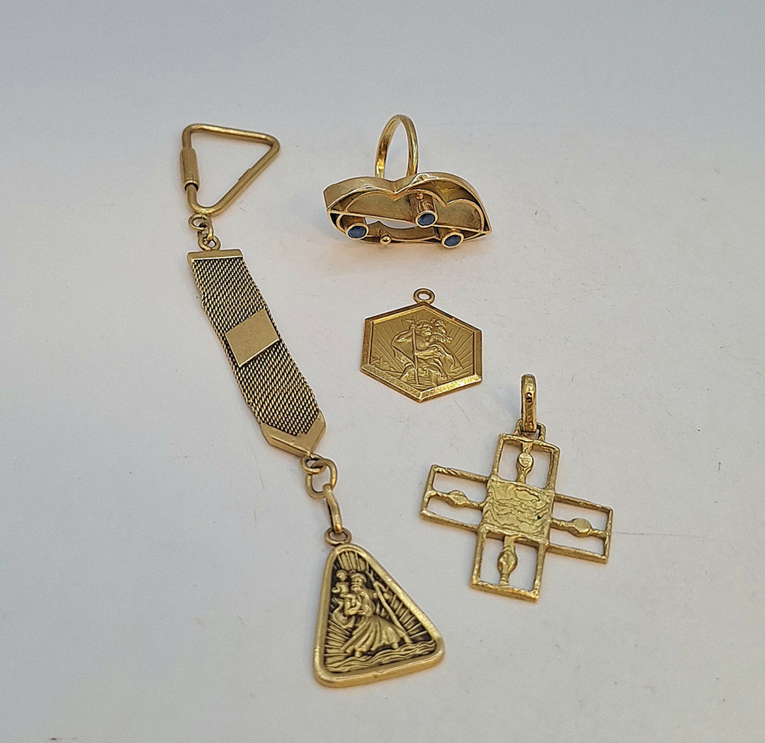 Vari oggetti oro pietre 