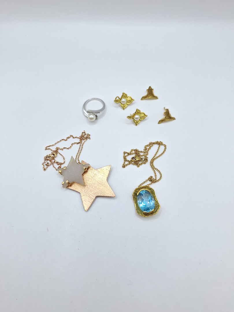 Vari oggetti oro pietre diamantini perle 