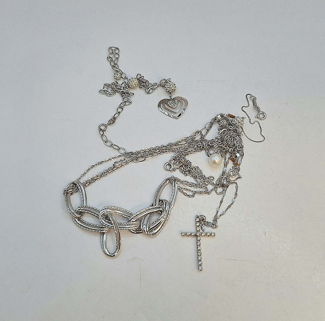 Vari oggetti oro perla pietre