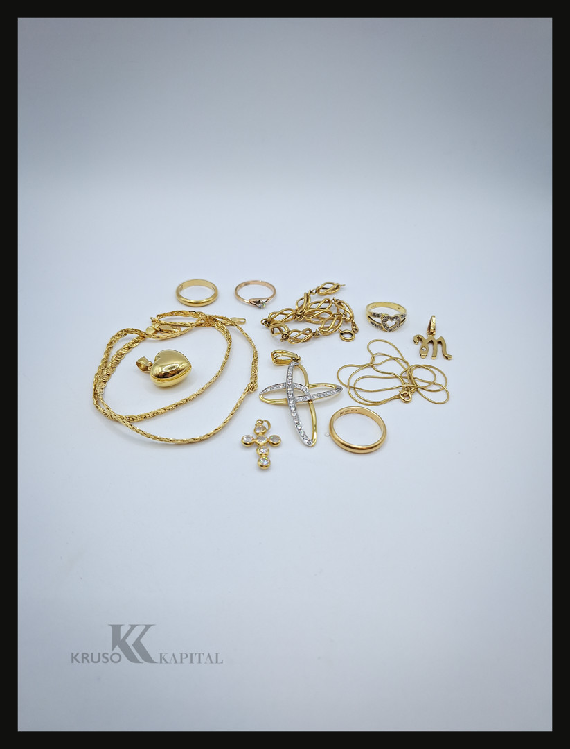 Vari oggetti in oro pietre diamante