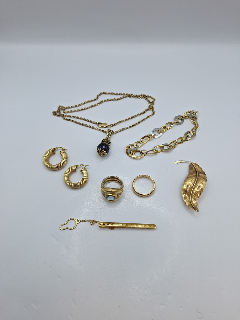 Vari oggetti in oro pietre 