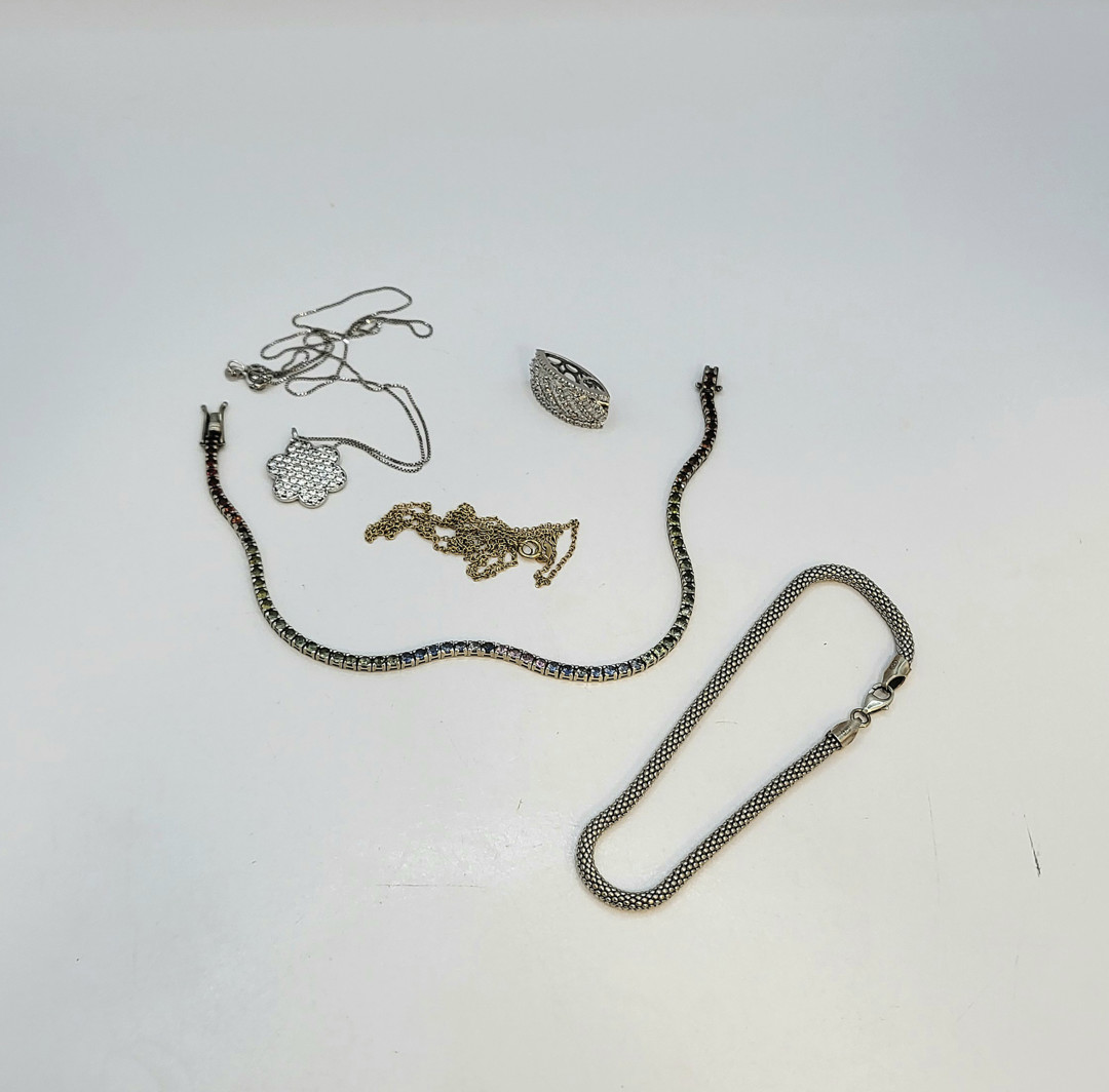 Vari oggetti in oro pietre diamantini 