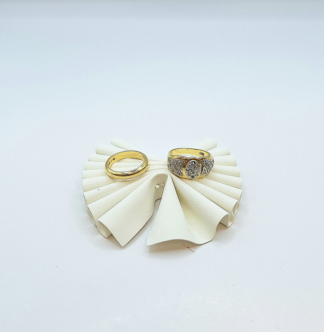 Un paio di anelli oro diamantini