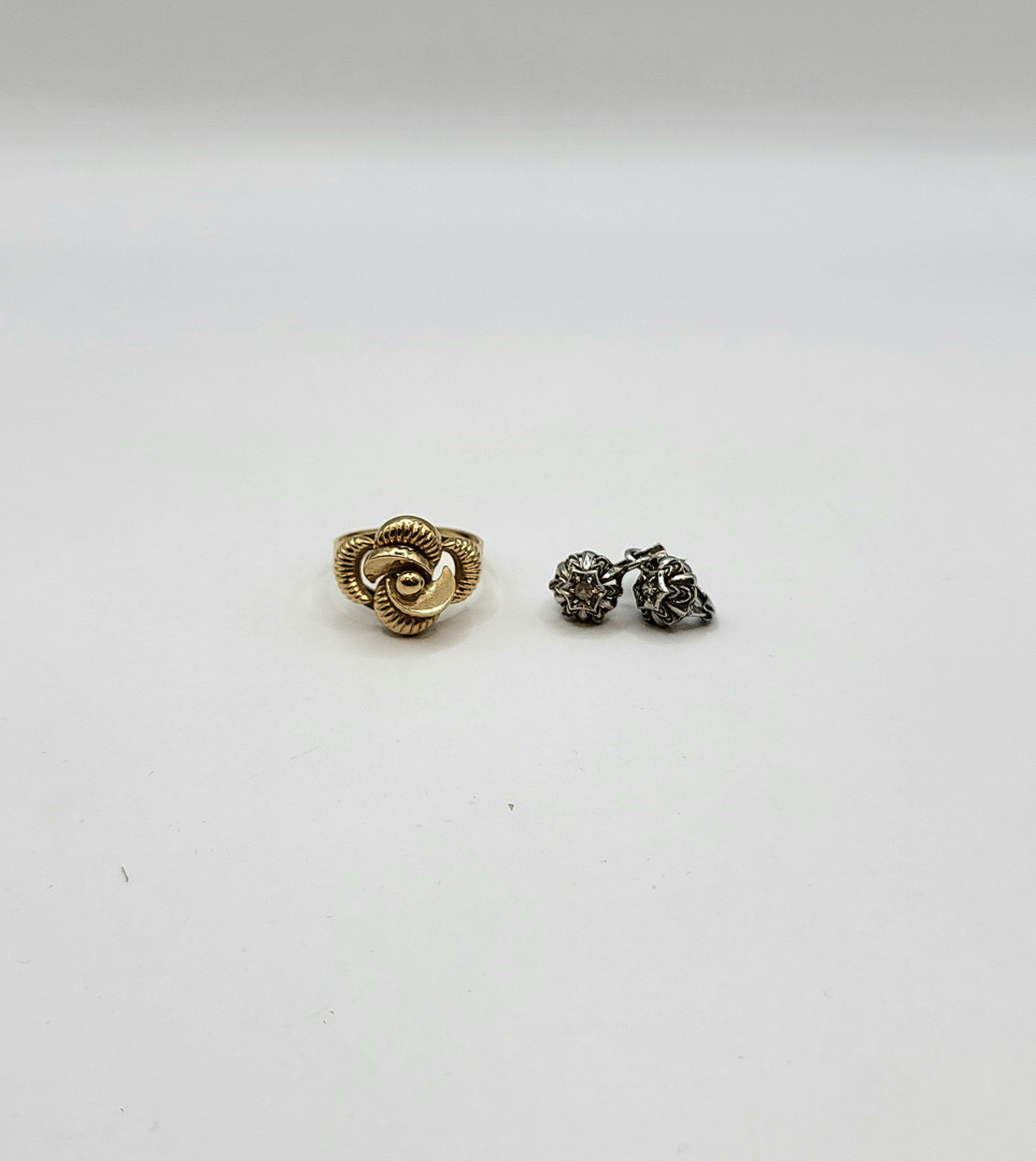 Anello e un paio orecchini oro pietre