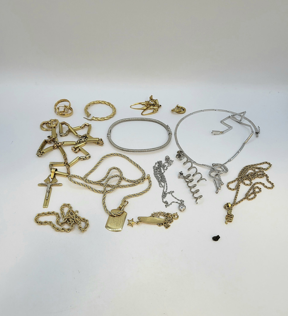 Vari oggetti in oro pietre 