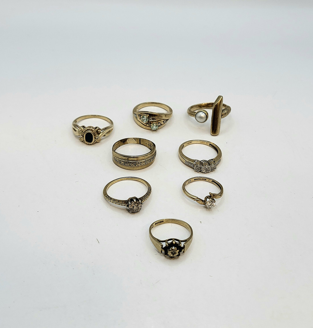 Otto anelli oro diamanti pietre