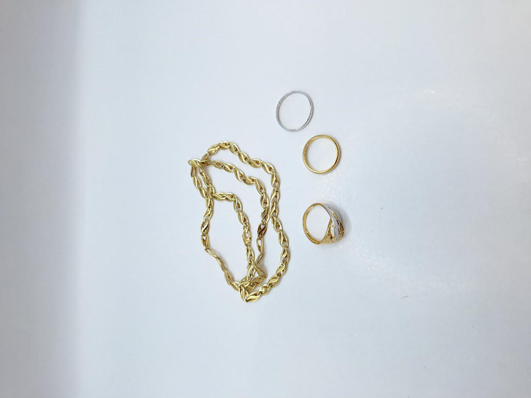 Collana e tre anelli oro 