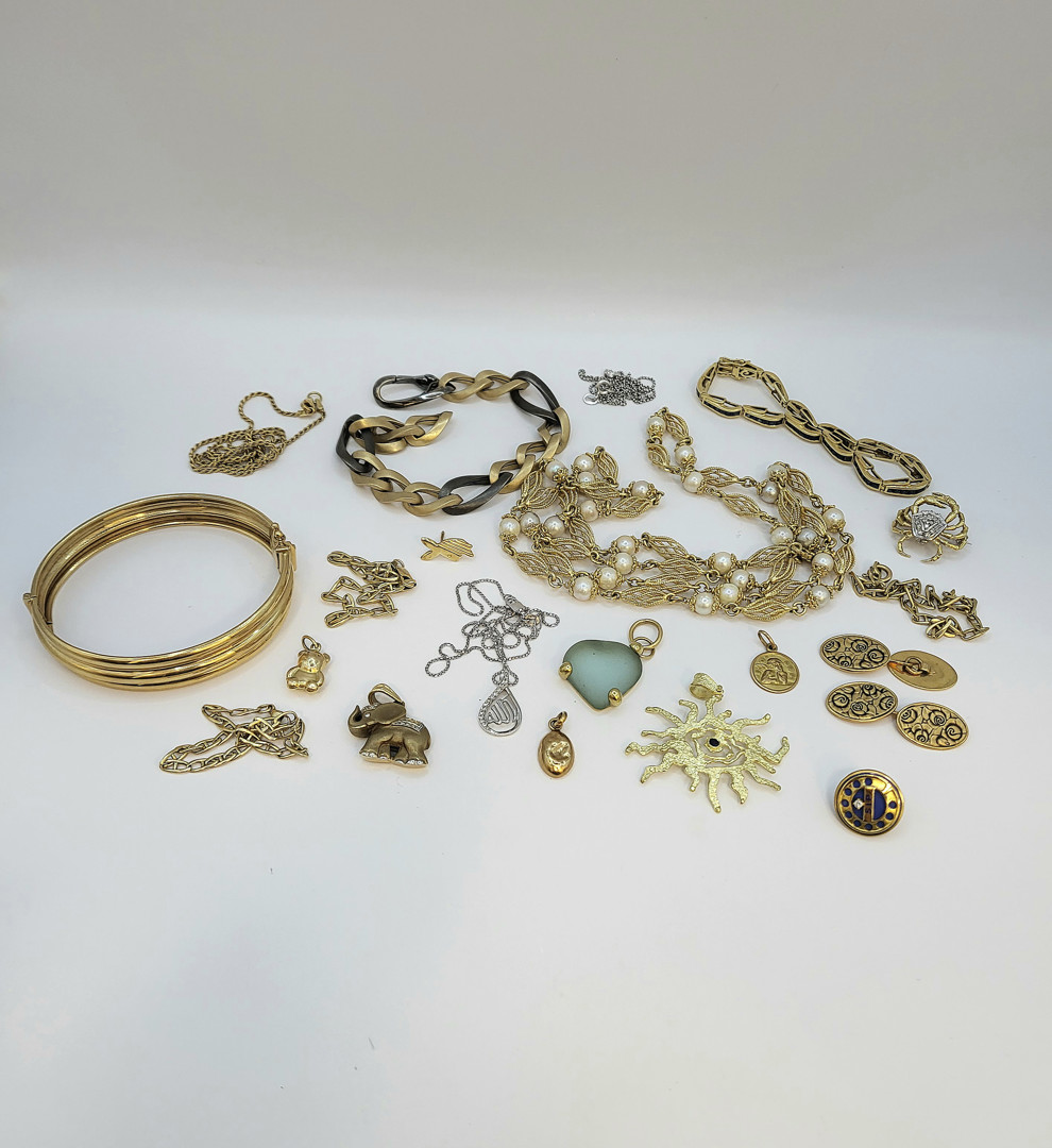 Vari oggetti in oro pietre perle 