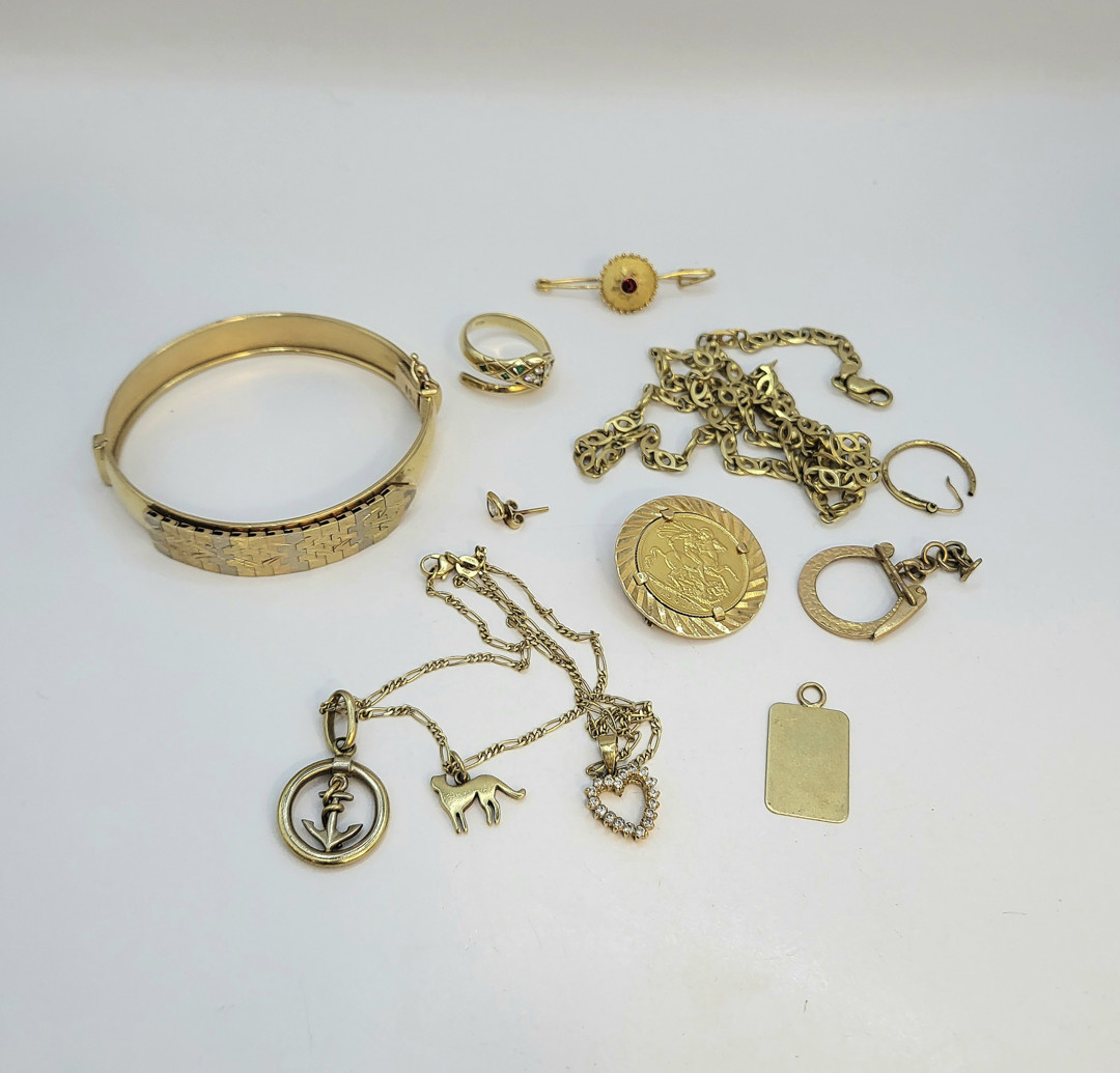 Vari oggetti in oro pietre diamanti