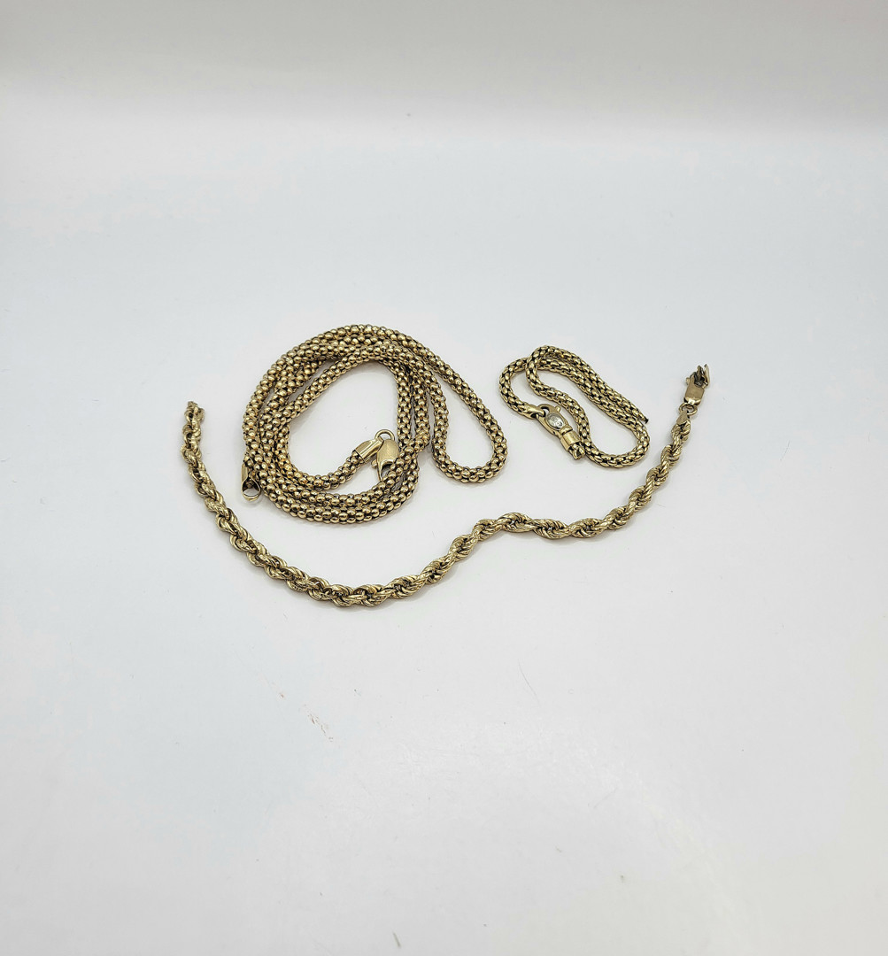 Collana e due bracciali ( uno a firma Fope )in oro 