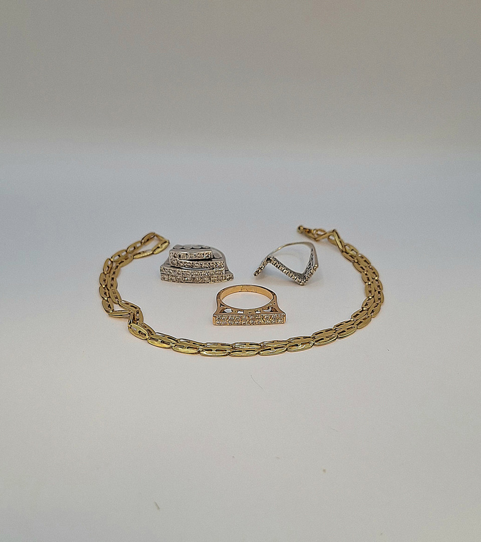 Collana e tre anelli oro pietre