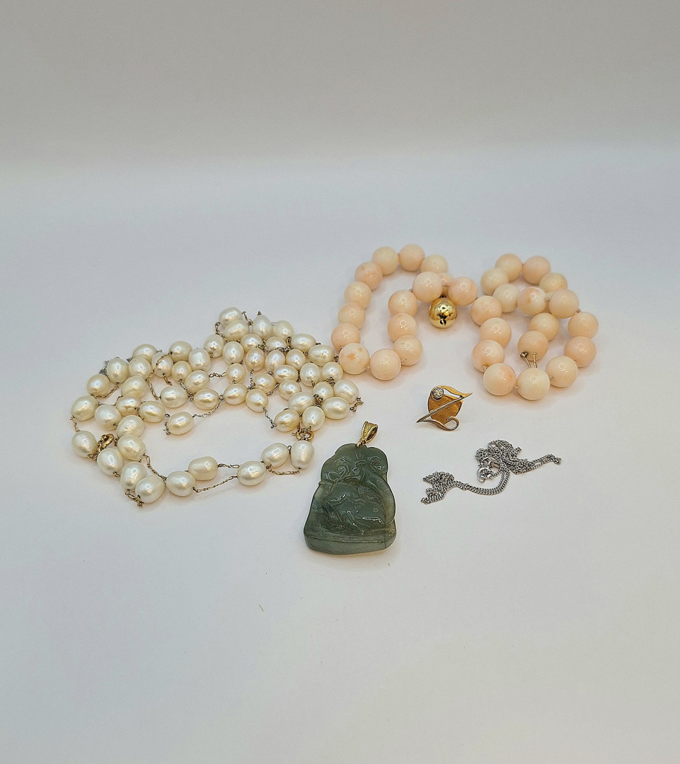 Vari oggetti in oro perle corallo diamantino pietra