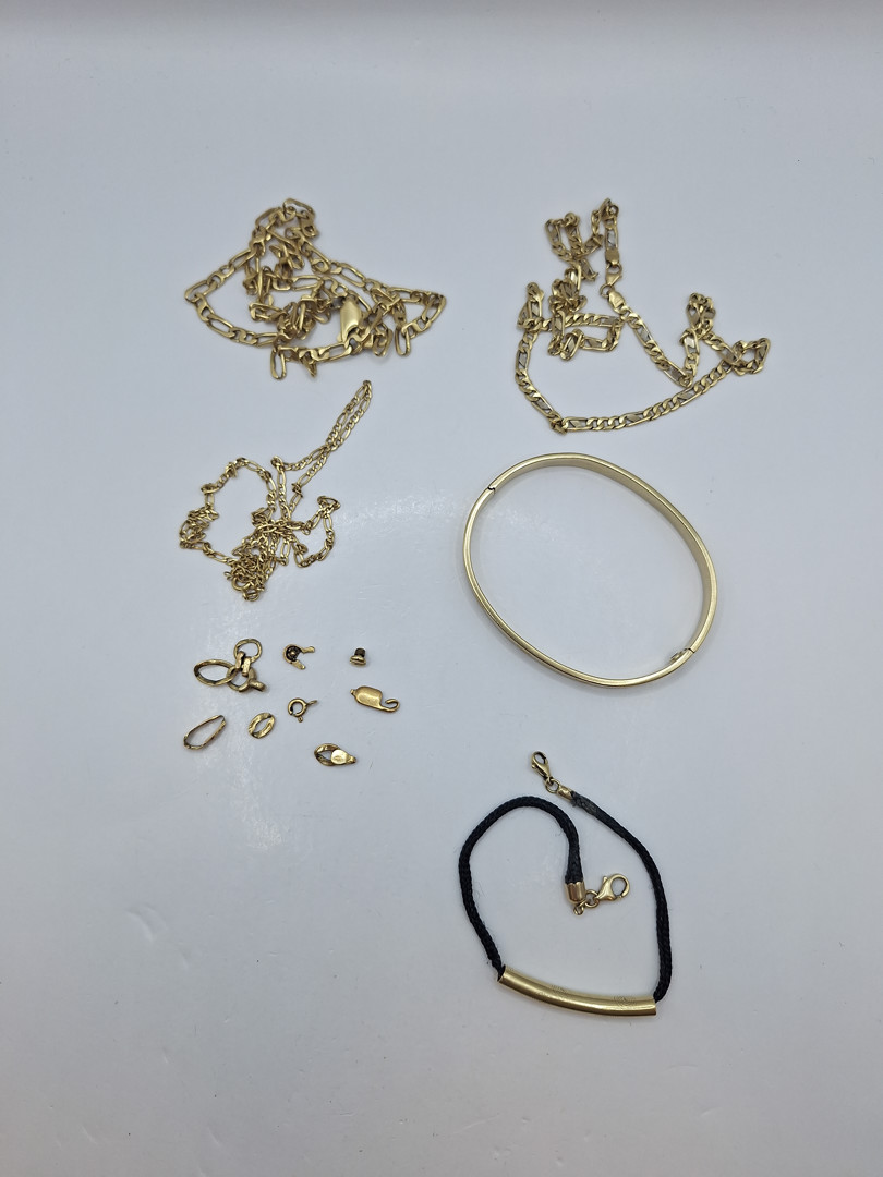 Vari oggetti in oro