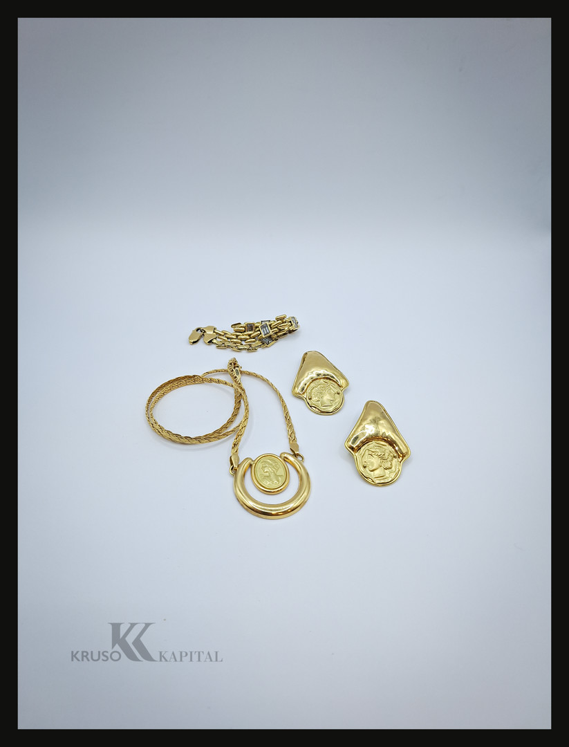 Un paio orecchini bracciale e collana oro pietre metallo