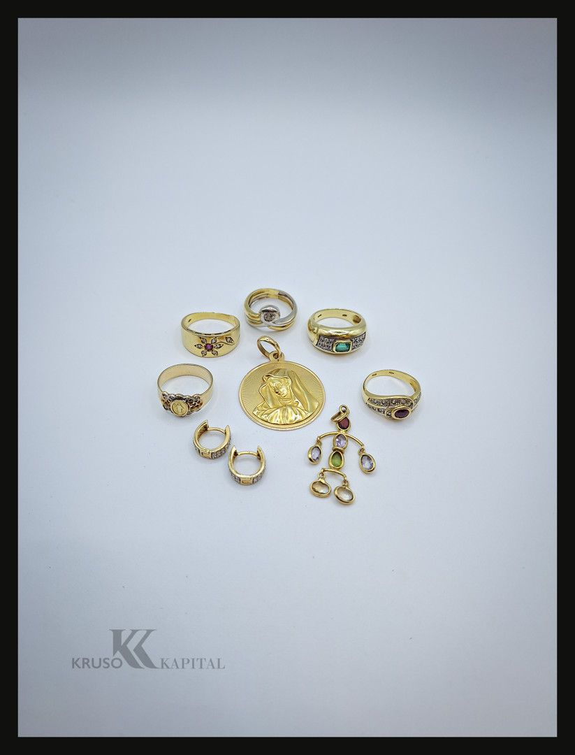 Vari oggetti in oro pietre diamanti