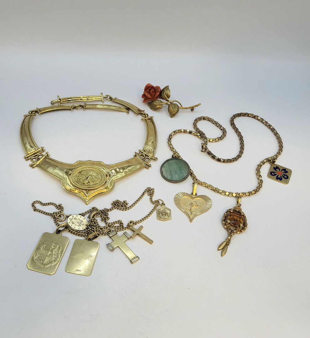 Vari oggetti oro pietre