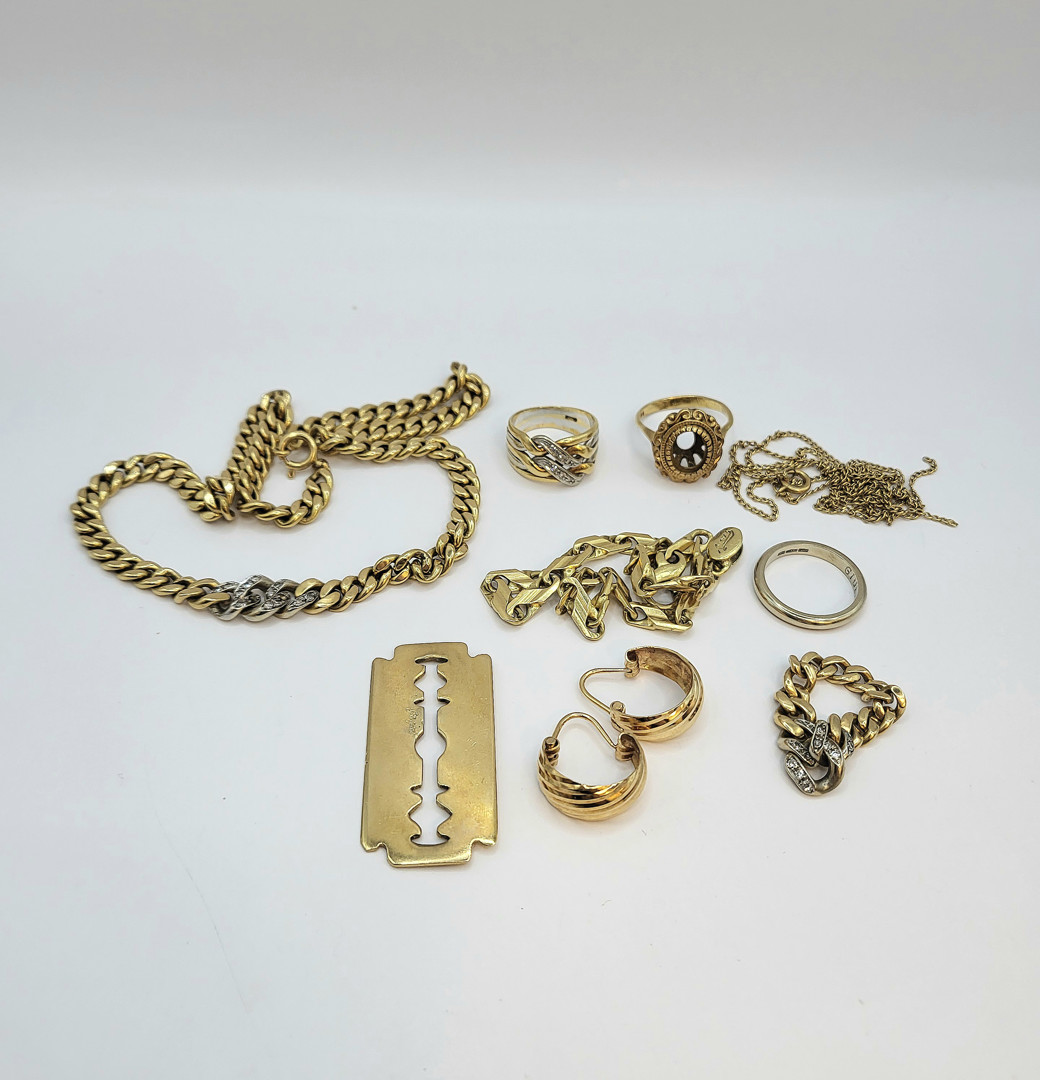 Vari oggetti oro diamanti pietre