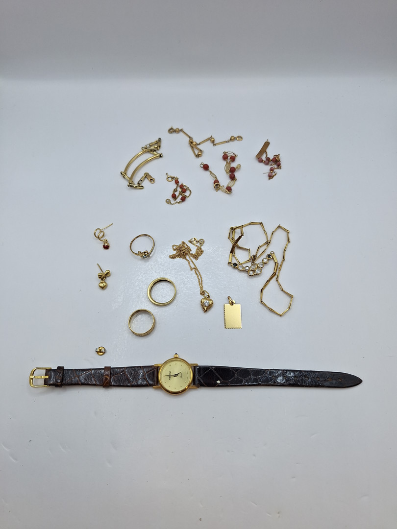 Vari oggetti in oro pietre coralli metallo 