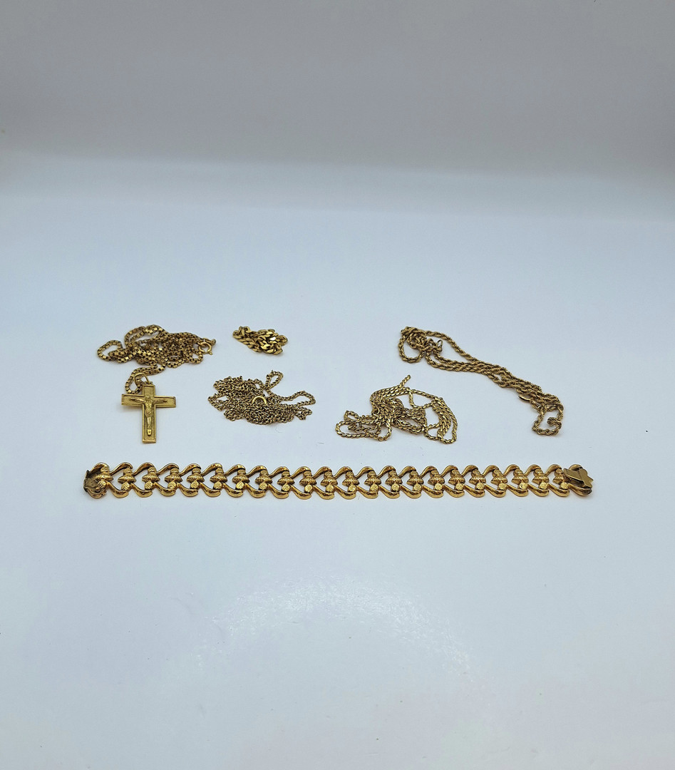 Vari oggetti in oro