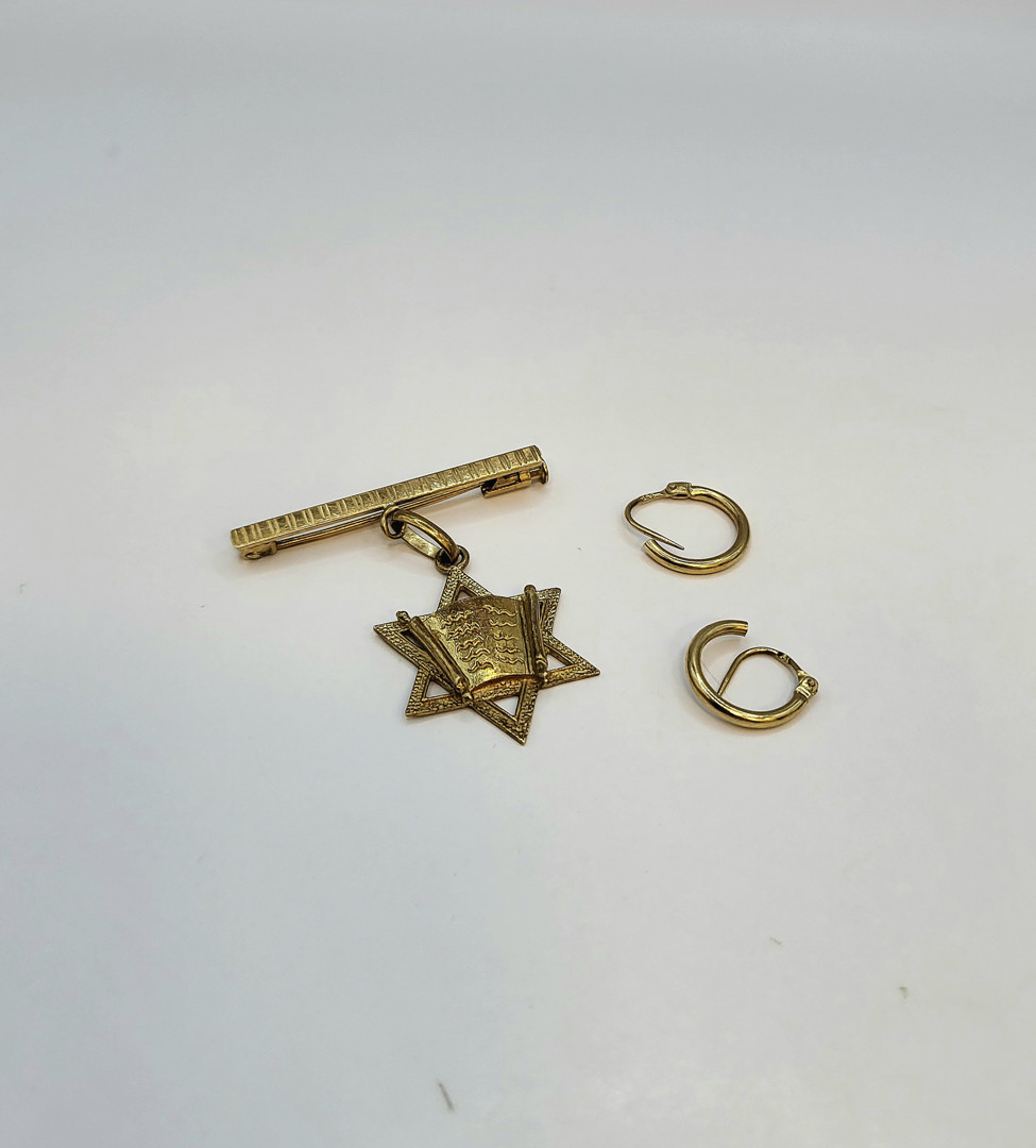 Paio orecchini e spilla oro