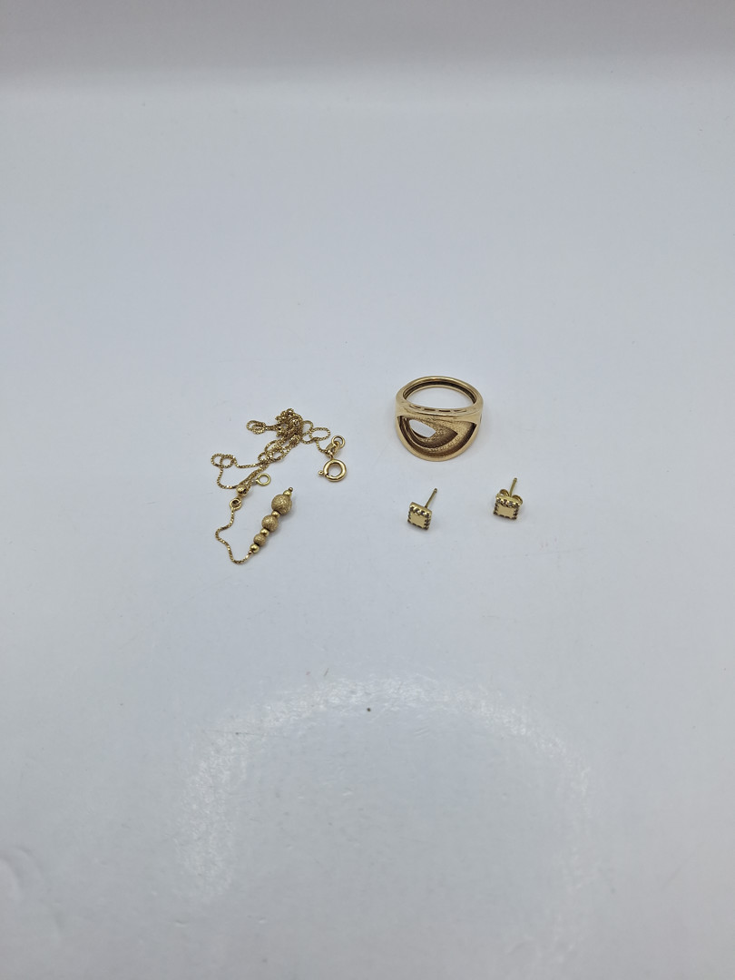 Collana anello e un paio orecchini oro 