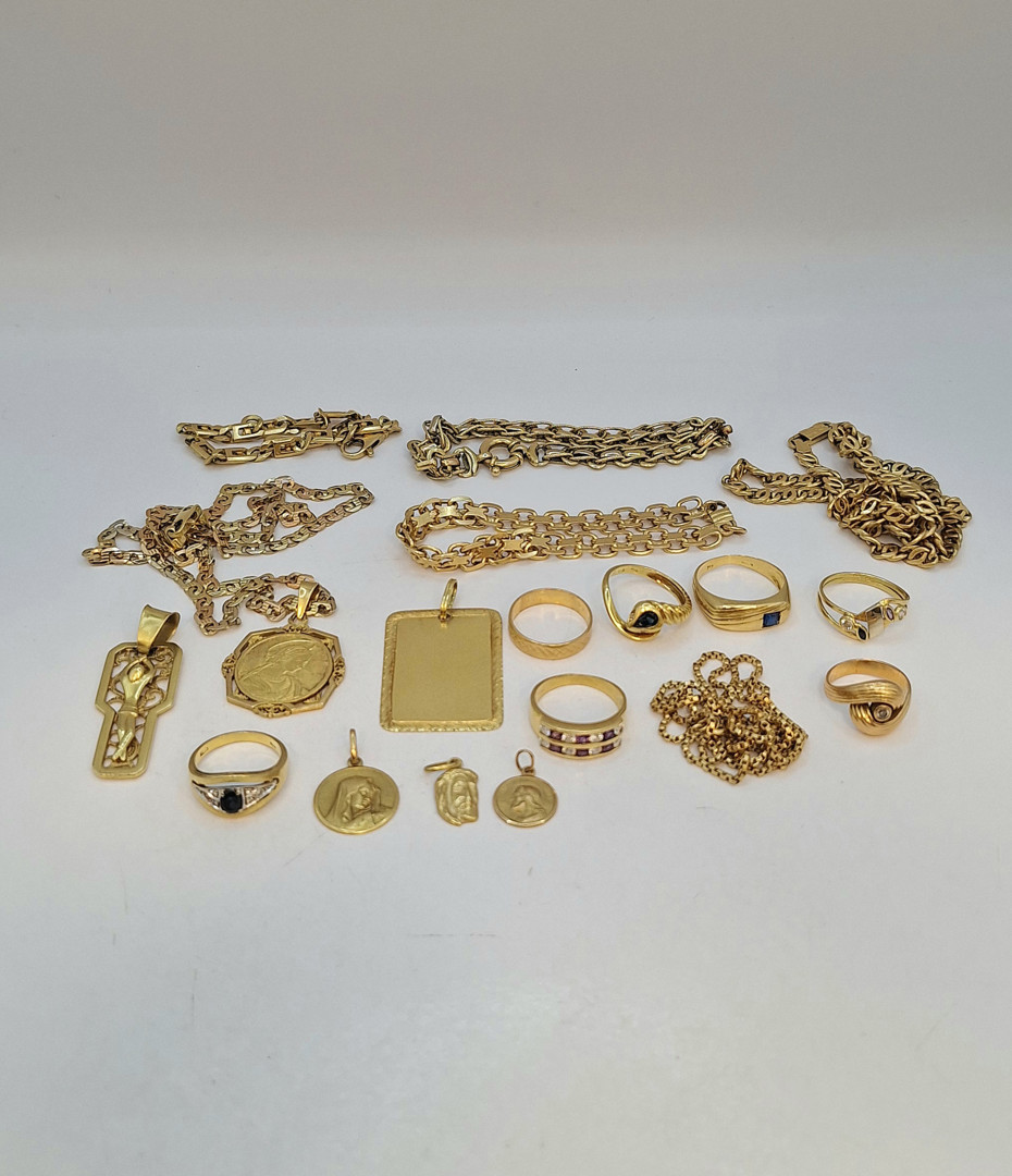 Vari oggetti oro pietre