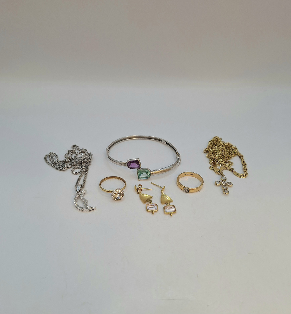 Vari oggetti oro pietre diamantino