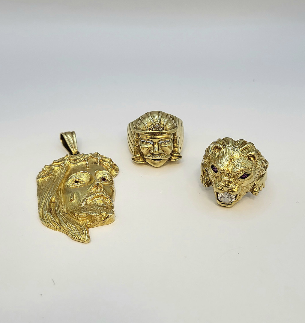 Ciondolo e due anelli oro pietre