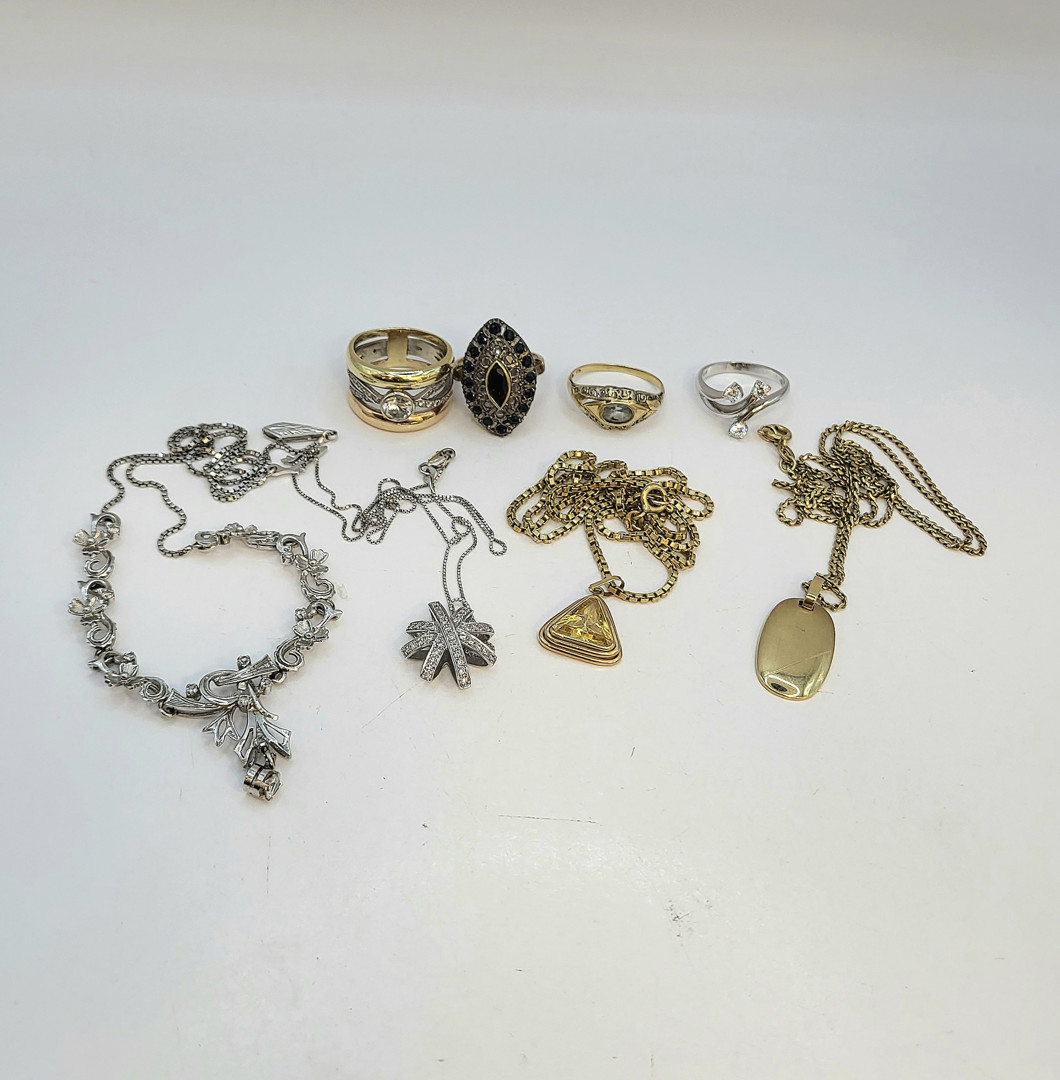 Vari oggetti oro argento pietre diamantini