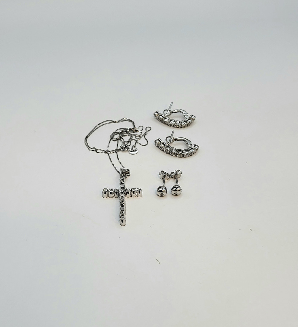 Vari oggetti oro pietre diamantini