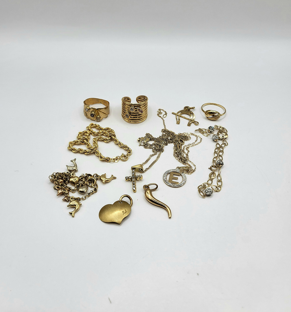 Vari oggetti oro pietre