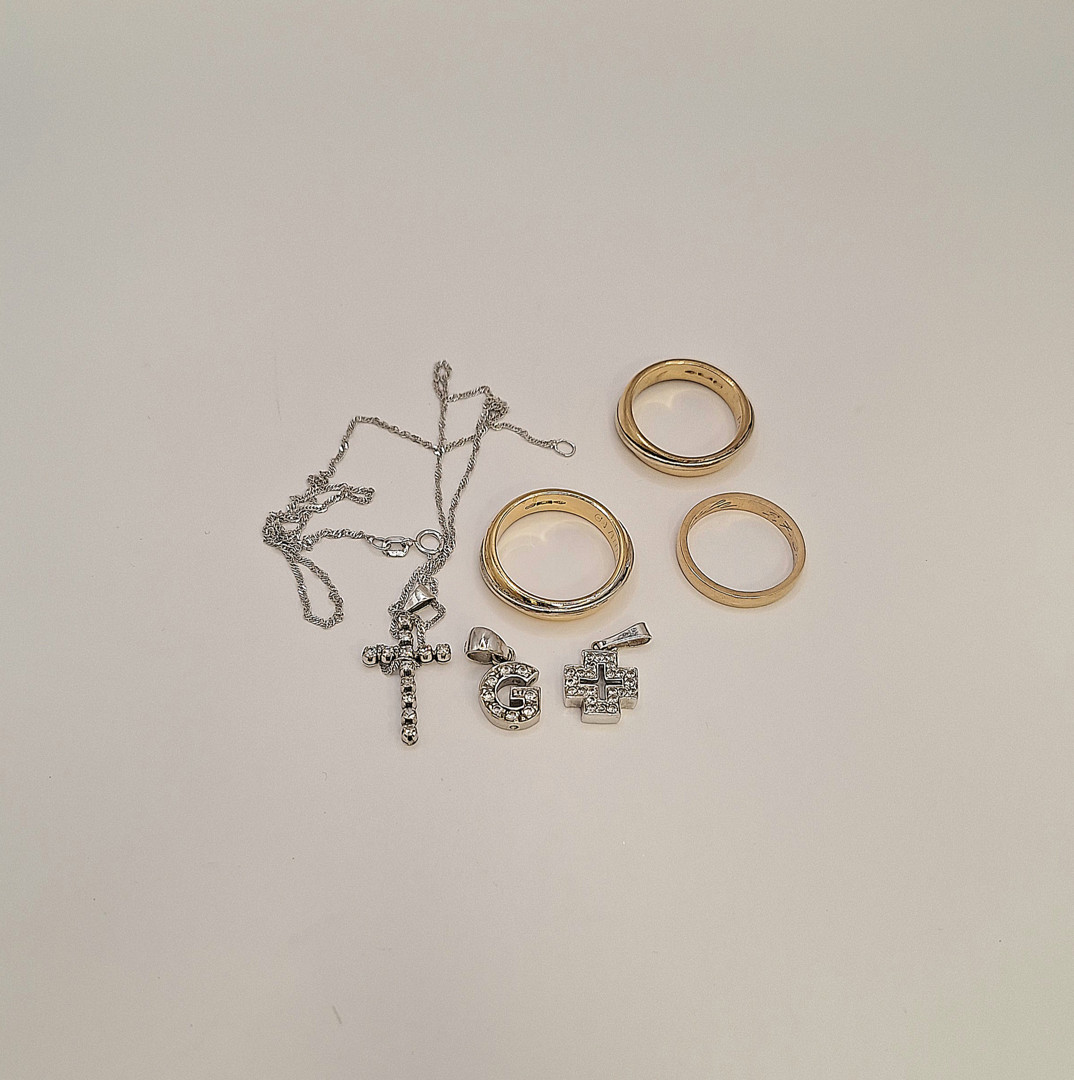 Vari oggetti in oro pietre diamantini