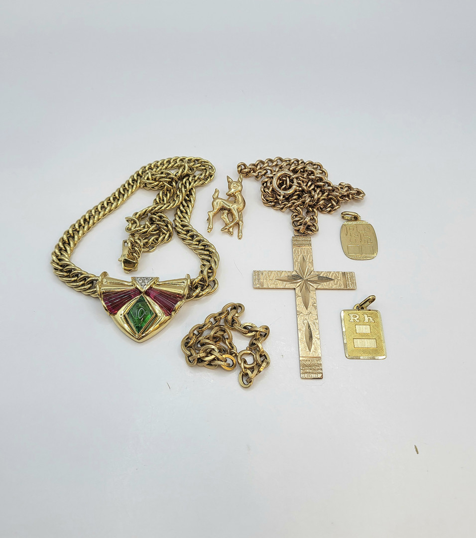 Vari oggetti oro pietre