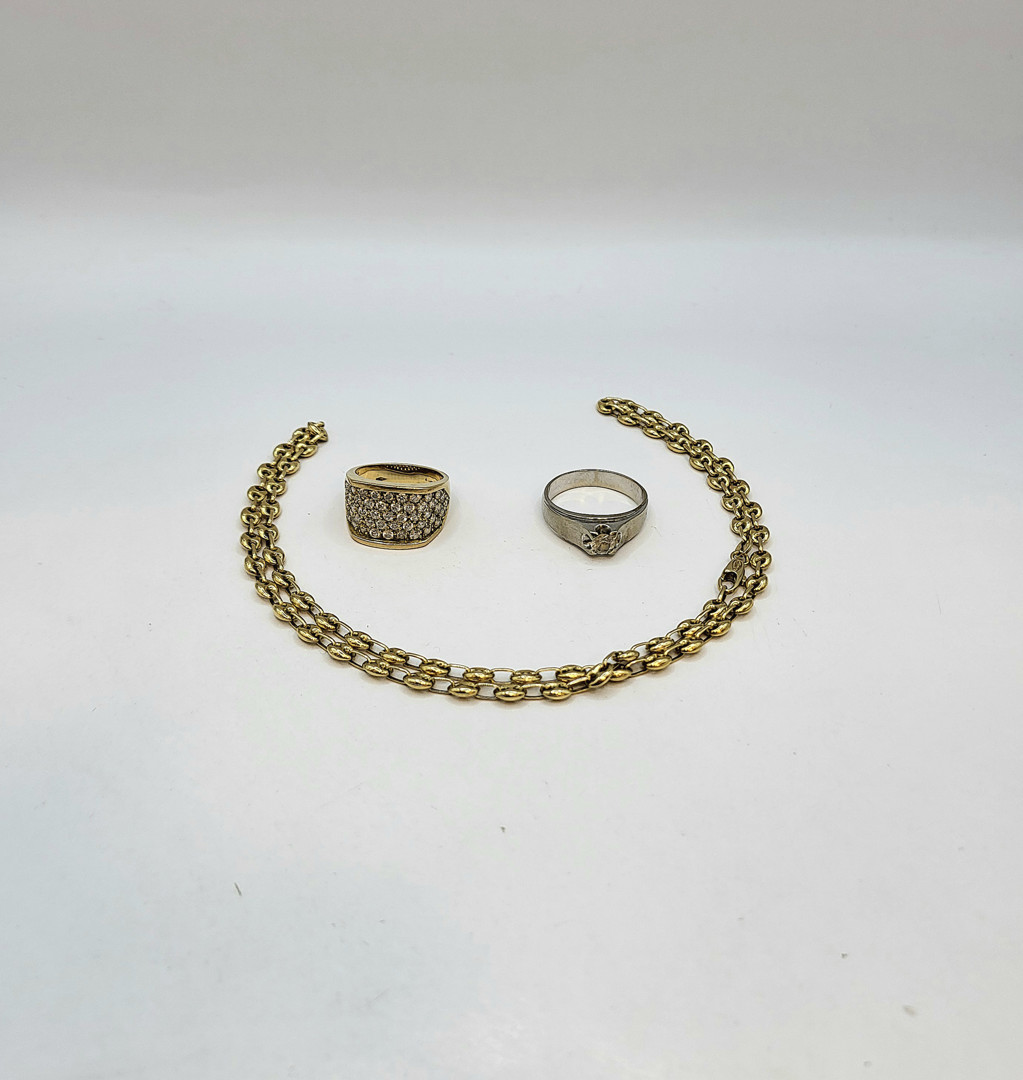 Catena e due anelli oro pietre