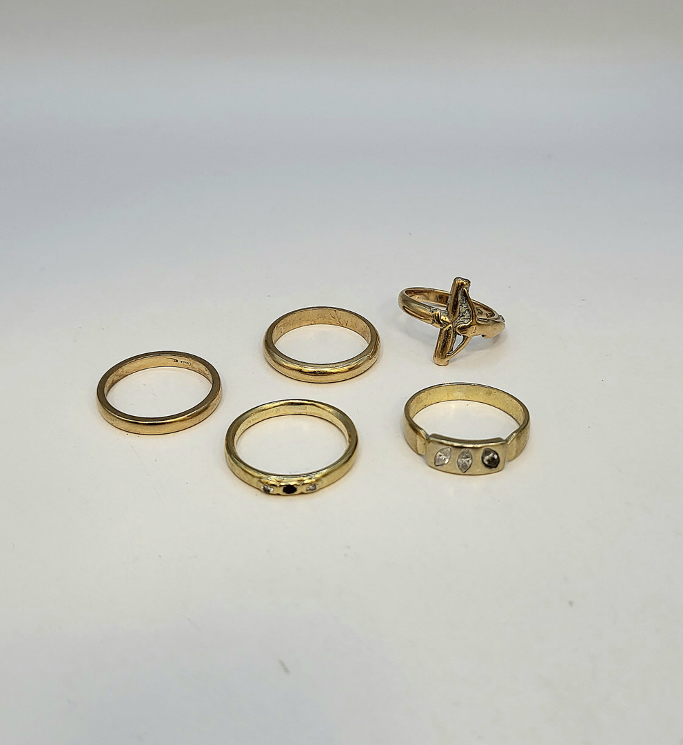 Cinque anelli oro pietre