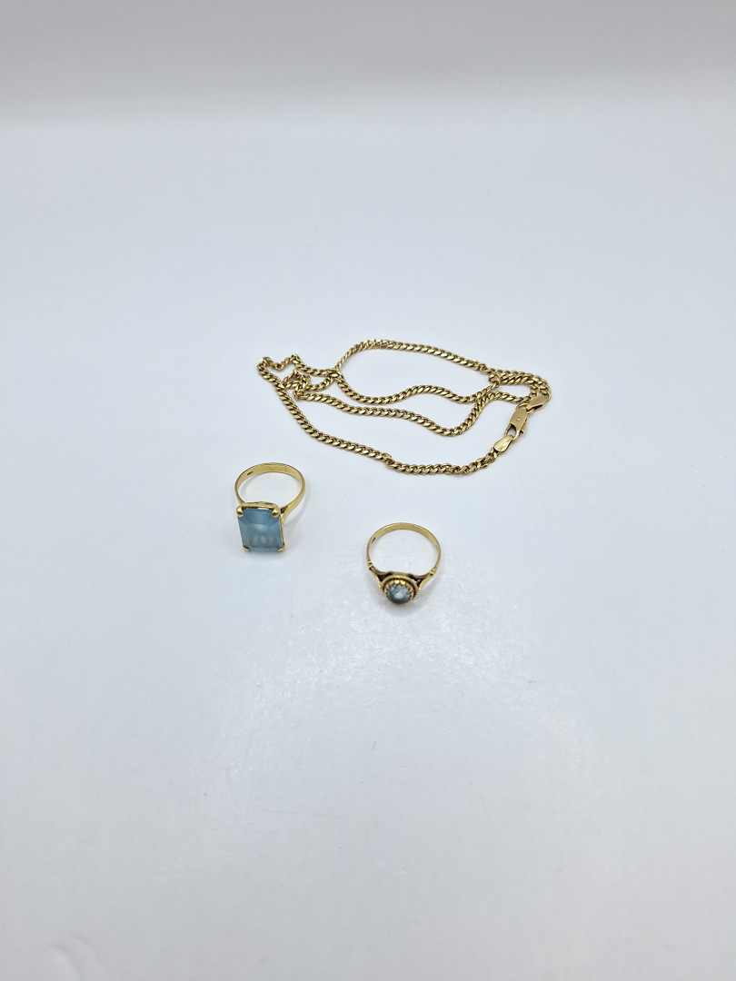 Collana e due anelli in oro pietre