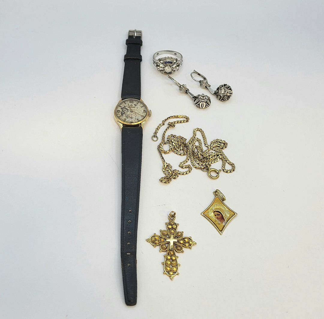 Vari oggetti in oro pietre 