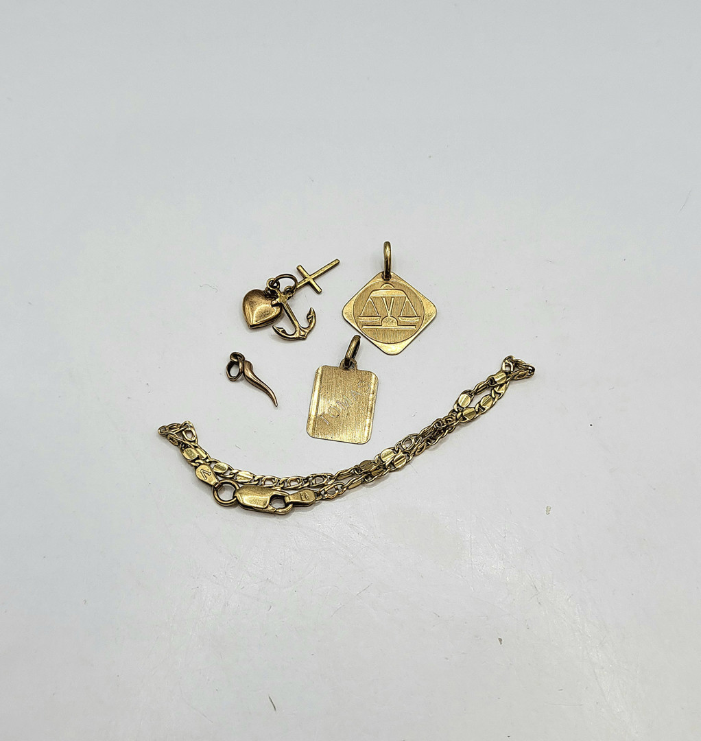 Bracciale e quattro ciondoli oro 
