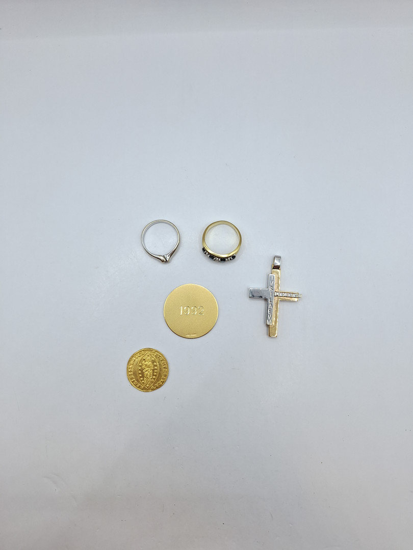 Vari oggetti in oro pietre diamantini