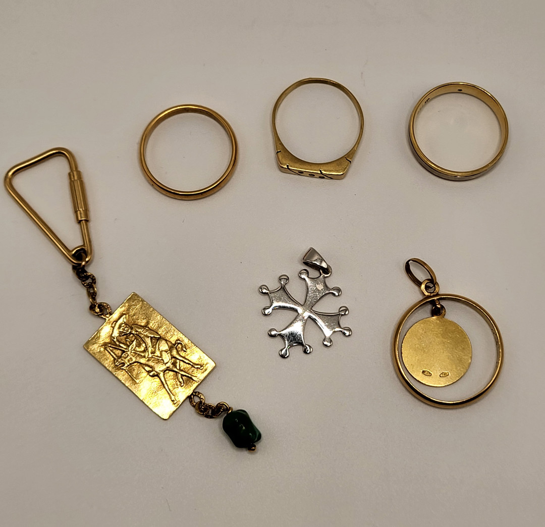 Vari oggetti in oro pietre