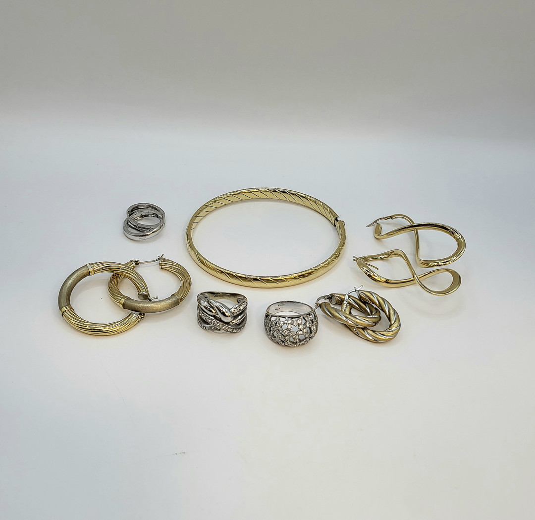 Due anelli e quattro paia orecchini bracciale oro pietre