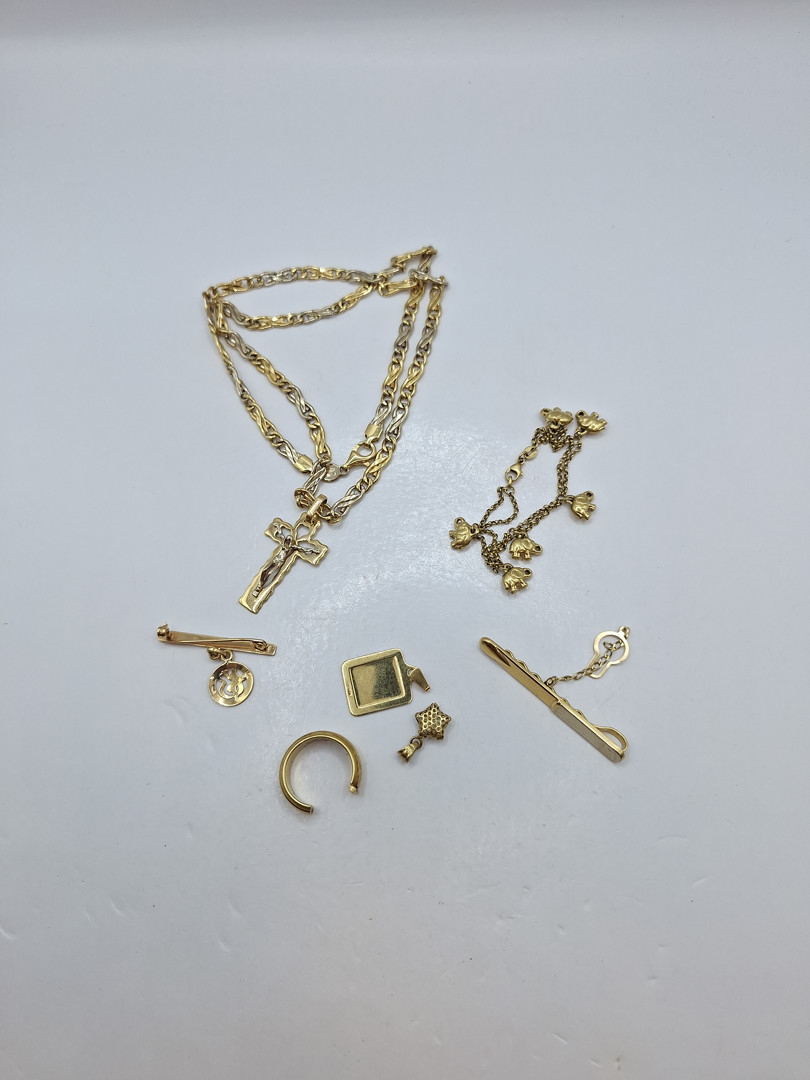 Vari oggetti in oro