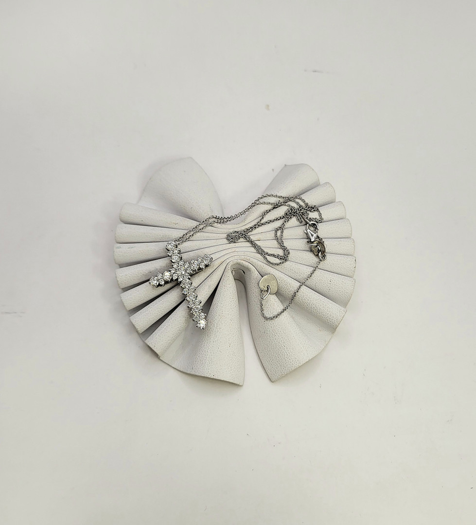 Collana e croce oro diamanti