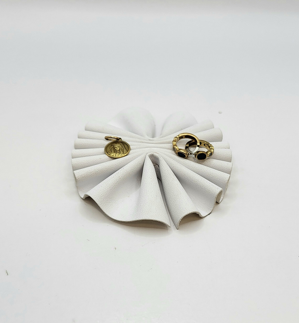 Un paio orecchini e ciondolo in oro pietre diamantini 